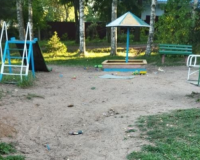 Жители Смоленщины жалуются на состояние детской площадки (фото)
